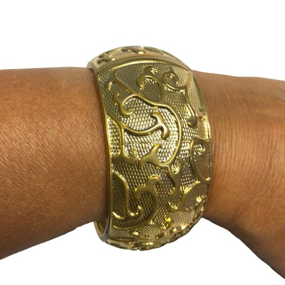 GUESS GOLD TONE WIDE BANGLE BRACELET NWT - Picture 4 of 7